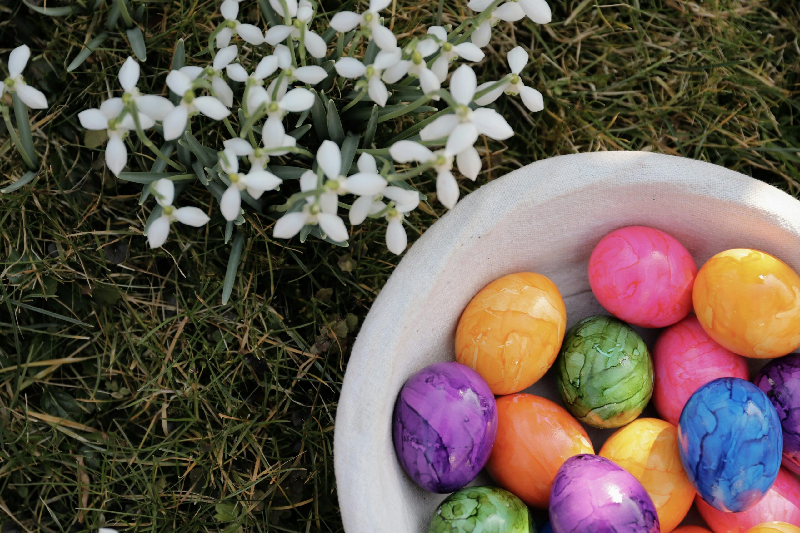 De kinderen mogen weer eieren zoeken